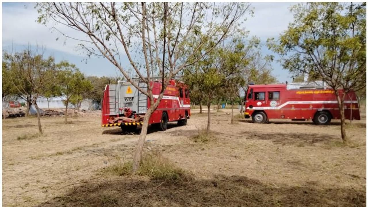 తమిళనాడులో విషాదం: కెమికల్ ఫ్యాక్టరీలో బాయిలర్ పేలి ఐదుగురు మృతి, 15 మందికి గాయాలు తమిళనాడులో విషాదం: కెమికల్ ఫ్యాక్టరీలో బాయిలర్ పేలి ఐదుగురు మృతి, 15 మందికి గాయాలు