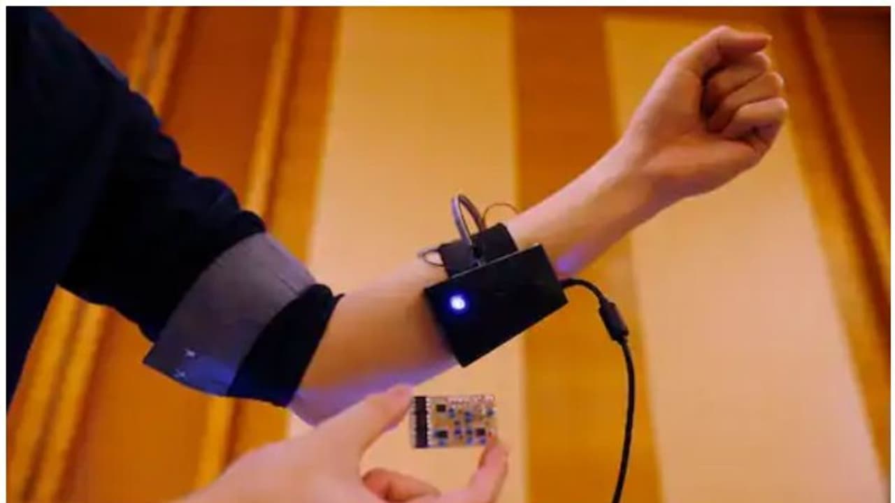 ഇനി മനുഷ്യശരീരത്തില് നിന്നും ചാര്ജ് ചെയ്യാം, ഈ വളകള് ബാറ്ററികളാകും, കണ്ടെത്തല് ഇങ്ങനെ.! ഇനി മനുഷ്യശരീരത്തില് നിന്നും ചാര്ജ് ചെയ്യാം, ഈ വളകള് ബാറ്ററികളാകും, കണ്ടെത്തല് ഇങ്ങനെ.!