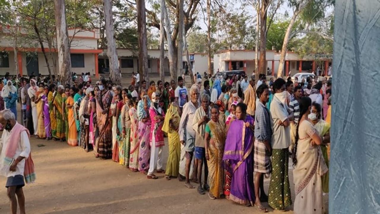 UP Election 2022: యూపీలో కొనసాగుతున్న ఆరో దశ ఎన్నికల పోలింగ్.. ఓటేసిన సీఎం యోగి ! UP Election 2022: యూపీలో కొనసాగుతున్న ఆరో దశ ఎన్నికల పోలింగ్.. ఓటేసిన సీఎం యోగి !