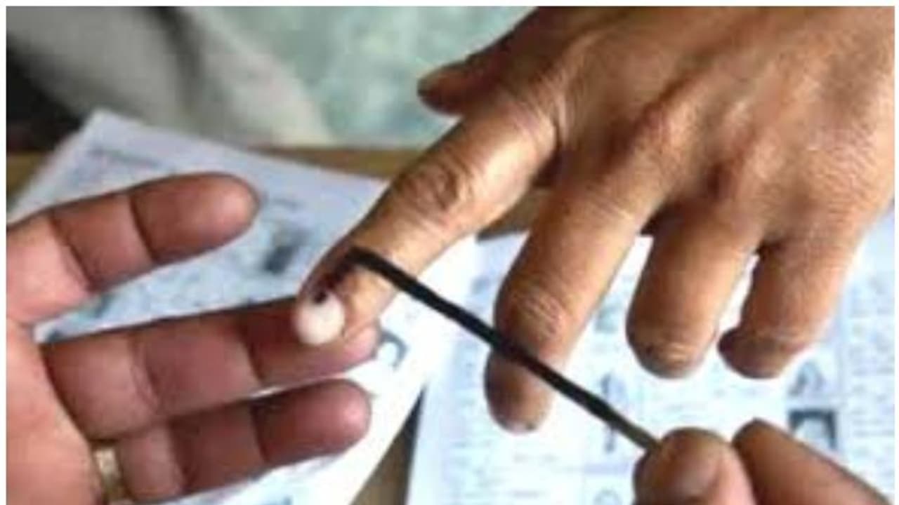 നിയമസഭാ തെരഞ്ഞെടുപ്പ്; കൊവിഡ് വ്യാപനത്തിൽ തെരഞ്ഞെടുപ്പ് കമ്മീഷന് ആശങ്ക നിയമസഭാ തെരഞ്ഞെടുപ്പ്; കൊവിഡ് വ്യാപനത്തിൽ തെരഞ്ഞെടുപ്പ് കമ്മീഷന് ആശങ്ക