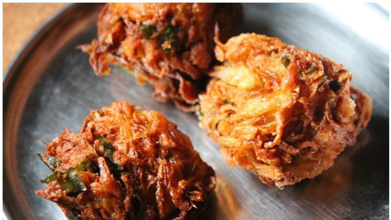 നല്ല മൊരിഞ്ഞ ഉള്ളി വട ഉണ്ടാക്കിയാലോ...?