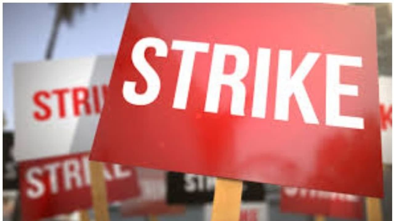 ഇന്ധന വിലവര്ധനവിനെതിരെ വ്യാപാരികളുടെ രാജ്യവ്യാപക ബന്ദ് തുടങ്ങി ഇന്ധന വിലവര്ധനവിനെതിരെ വ്യാപാരികളുടെ രാജ്യവ്യാപക ബന്ദ് തുടങ്ങി