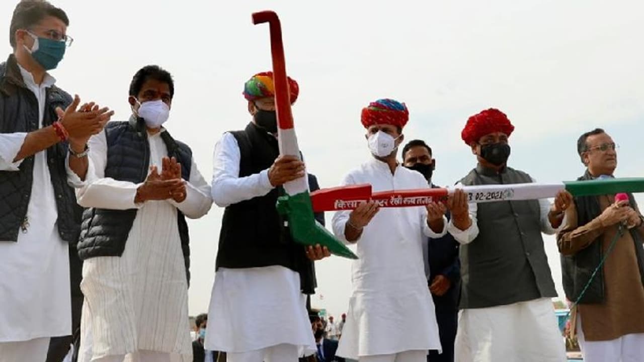 राहुल गांधी ने बताई नए कृषि कानून की परिभाषा, कहा मोदी जी ने 3 ऑप्शन दिए भूख, बेरोजगारी और आत्महत्या राहुल गांधी ने बताई नए कृषि कानून की परिभाषा, कहा मोदी जी ने 3 ऑप्शन दिए भूख, बेरोजगारी और आत्महत्या