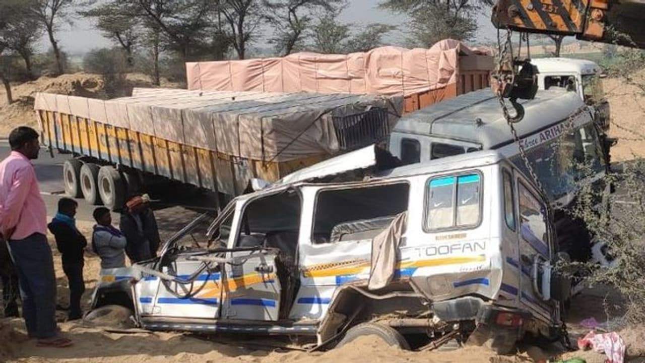 राजस्थान भीषण हादसे में 6 की दर्दनाक मौत: जीप को काटकर निकली गईं लाशें..एक परिवार की थीं चार महिलाएं राजस्थान भीषण हादसे में 6 की दर्दनाक मौत: जीप को काटकर निकली गईं लाशें..एक परिवार की थीं चार महिलाएं