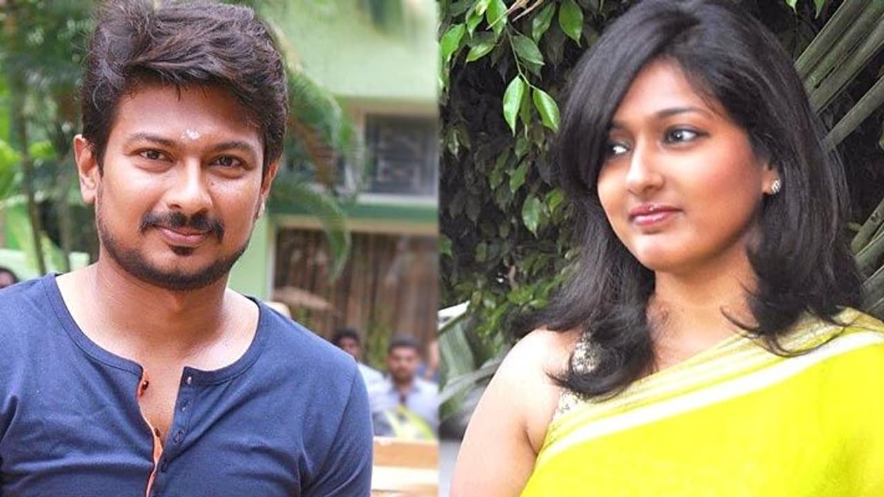 2ஜி கேஸில் கனிமொழி பின்னால் உங்கள் குடும்பம் ஒளிந்ததை விவாதிக்கலாமா.? உதயநிதிக்கு காய்த்ரி ரகுராம் சவால்.! 2ஜி கேஸில் கனிமொழி பின்னால் உங்கள் குடும்பம் ஒளிந்ததை விவாதிக்கலாமா.? உதயநிதிக்கு காய்த்ரி ரகுராம் சவால்.!