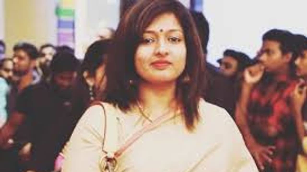 அதுவே உருட்டுதான்... அதை எப்படி வேண்டுமானாலும் உருட்டலாம்.. இது காயத்ரி ரகுராமின் உருட்டு!