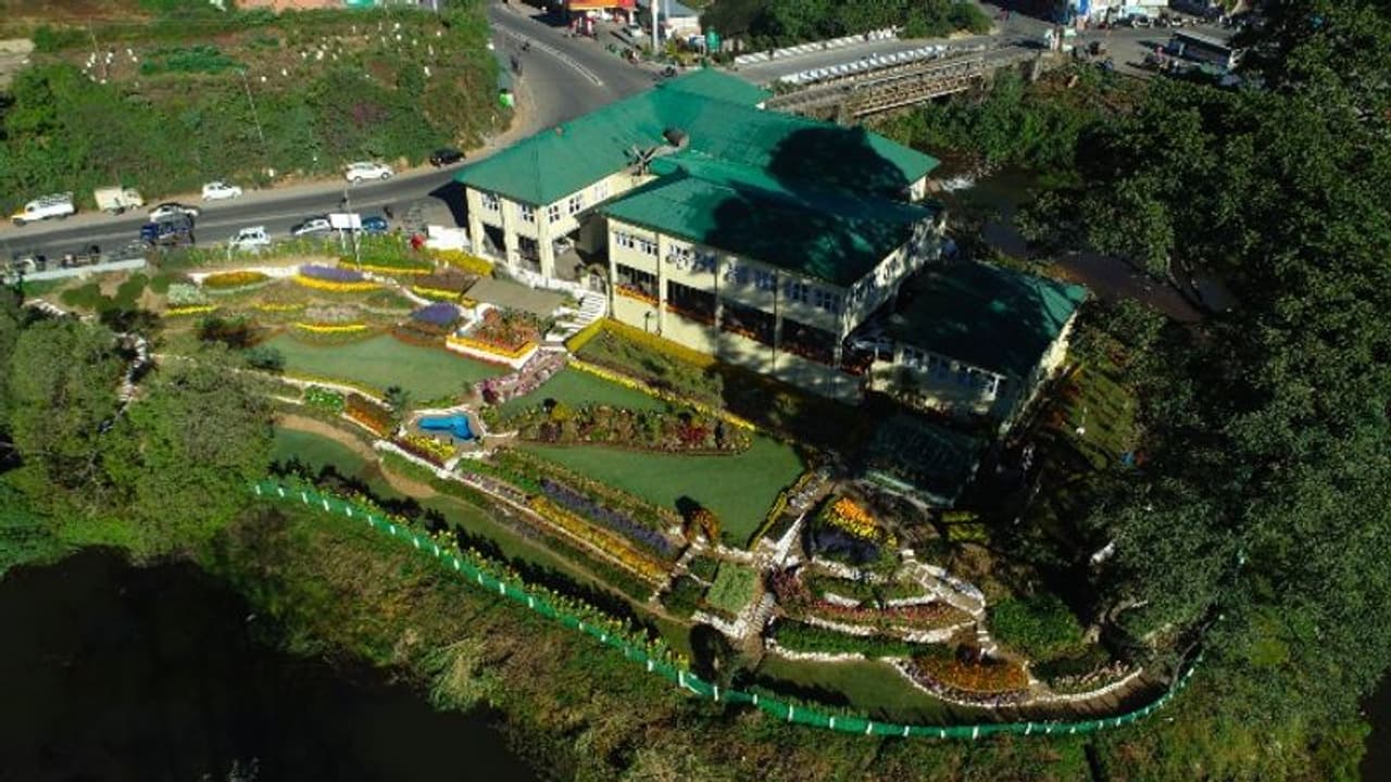 സഞ്ചാരികൾക്ക് വസന്തമൊരുക്കി മൂന്നാറിന്റെ ഹൃദയഭാഗത്തെ പൂങ്കാവനം സഞ്ചാരികൾക്ക് വസന്തമൊരുക്കി മൂന്നാറിന്റെ ഹൃദയഭാഗത്തെ പൂങ്കാവനം