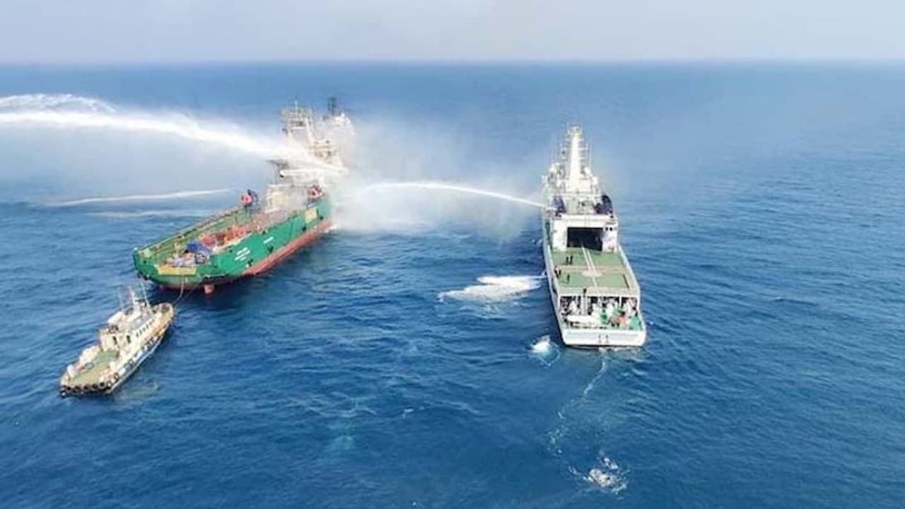 समुद्री जहाज में लगी आग, एक जख्मी, 3 सैनिक हुए लापता, रेस्क्यू ऑपरेशन जारी समुद्री जहाज में लगी आग, एक जख्मी, 3 सैनिक हुए लापता, रेस्क्यू ऑपरेशन जारी