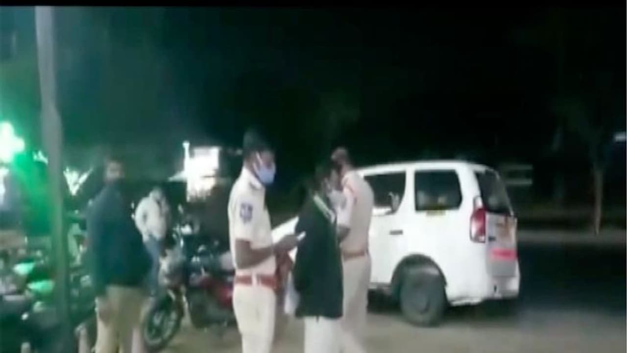 തട്ടിക്കൊണ്ടുപോകൽ പരാതി വ്യാജം; പെൺകുട്ടി കബളിപ്പിച്ചു, കസ്റ്റഡിയിലെടുത്തവരോട് മാപ്പ് പറഞ്ഞ് പൊലീസ് തട്ടിക്കൊണ്ടുപോകൽ പരാതി വ്യാജം; പെൺകുട്ടി കബളിപ്പിച്ചു, കസ്റ്റഡിയിലെടുത്തവരോട് മാപ്പ് പറഞ്ഞ് പൊലീസ്