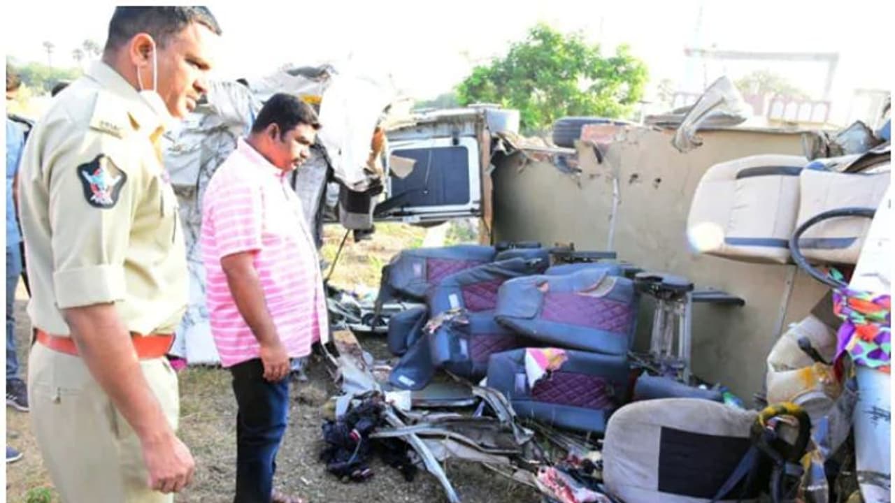 അജ്മേറിലേക്ക് പുറപ്പെട്ട സംഘം സഞ്ചരിച്ച ബസ് ട്രക്കുമായി കൂട്ടിയിടിച്ച് 14 പേര് മരിച്ചു അജ്മേറിലേക്ക് പുറപ്പെട്ട സംഘം സഞ്ചരിച്ച ബസ് ട്രക്കുമായി കൂട്ടിയിടിച്ച് 14 പേര് മരിച്ചു