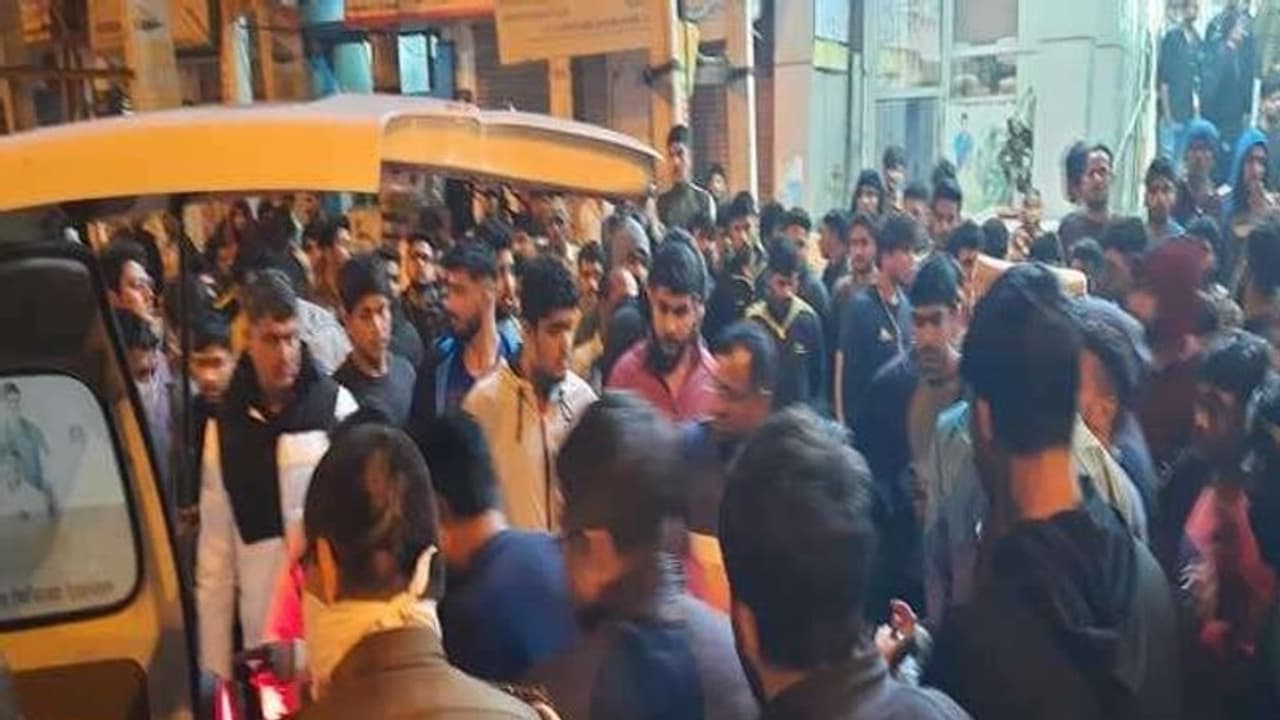 कुश्ती अखाड़े में पूर्व कोच ने मारी गोली, कोच उसकी महिला पहलवान पत्नी सहित पांच की मौत कुश्ती अखाड़े में पूर्व कोच ने मारी गोली, कोच उसकी महिला पहलवान पत्नी सहित पांच की मौत