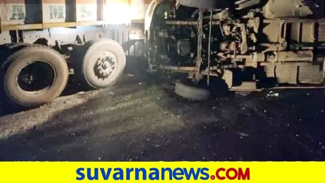ಟಿಟಿ ವಾಹನ ಲಾರಿ ನಡುವೆ ಭೀಕರ ಅಪಘಾತ : ಸ್ಥಳದಲ್ಲೇ 14 ಸಾವು ಟಿಟಿ ವಾಹನ ಲಾರಿ ನಡುವೆ ಭೀಕರ ಅಪಘಾತ : ಸ್ಥಳದಲ್ಲೇ 14 ಸಾವು