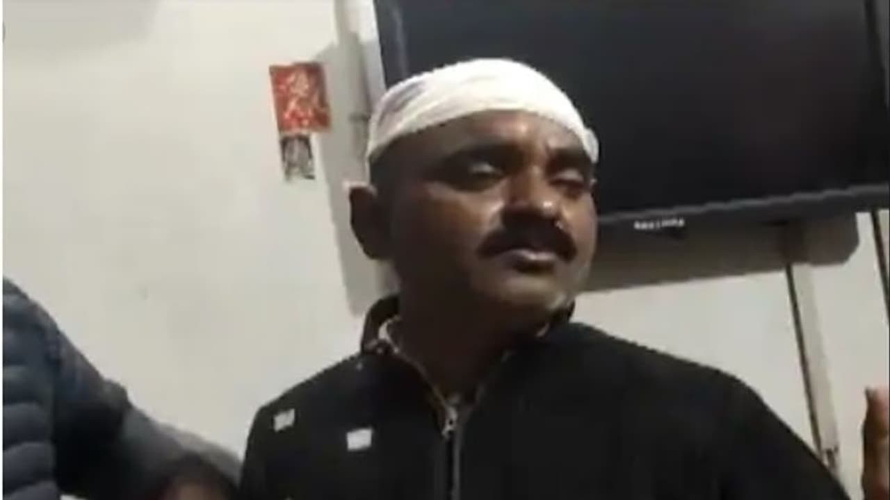 बीवी की पिटाई कर रहा था शख्स,पुलिस पकड़कर आई थाने तो थानेदार समेत 3 पुलिसकर्मियों को मारा चाकू बीवी की पिटाई कर रहा था शख्स,पुलिस पकड़कर आई थाने तो थानेदार समेत 3 पुलिसकर्मियों को मारा चाकू
