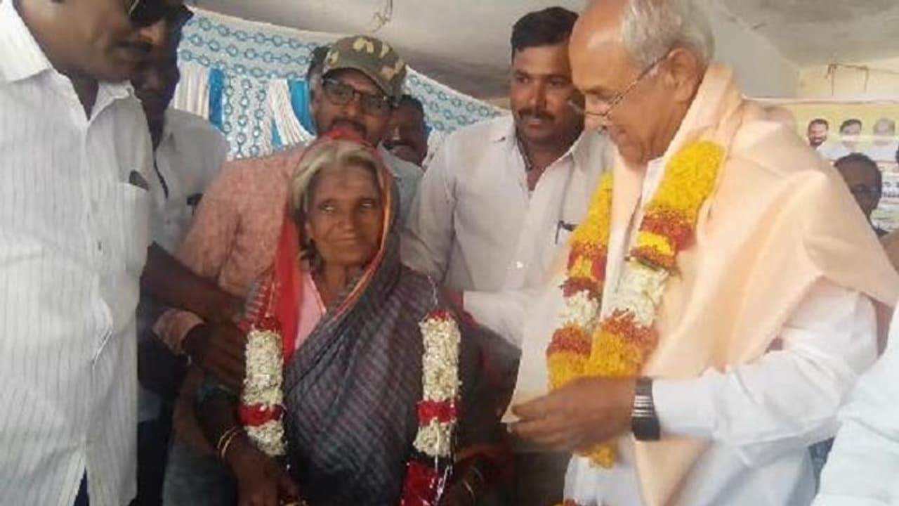 ಕೊಪ್ಪಳ: ರಸ್ತೆ ಕಾಮಗಾರಿಗೆ 300 ರೂ. ನೀಡಿದ ಅಜ್ಜಿ ಕಾಲಿಗೆ ಬಿದ್ದ ಶಾಸಕ ಹಾಲಪ್ಪ ಆಚಾರ್ ಕೊಪ್ಪಳ: ರಸ್ತೆ ಕಾಮಗಾರಿಗೆ 300 ರೂ. ನೀಡಿದ ಅಜ್ಜಿ ಕಾಲಿಗೆ ಬಿದ್ದ ಶಾಸಕ ಹಾಲಪ್ಪ ಆಚಾರ್