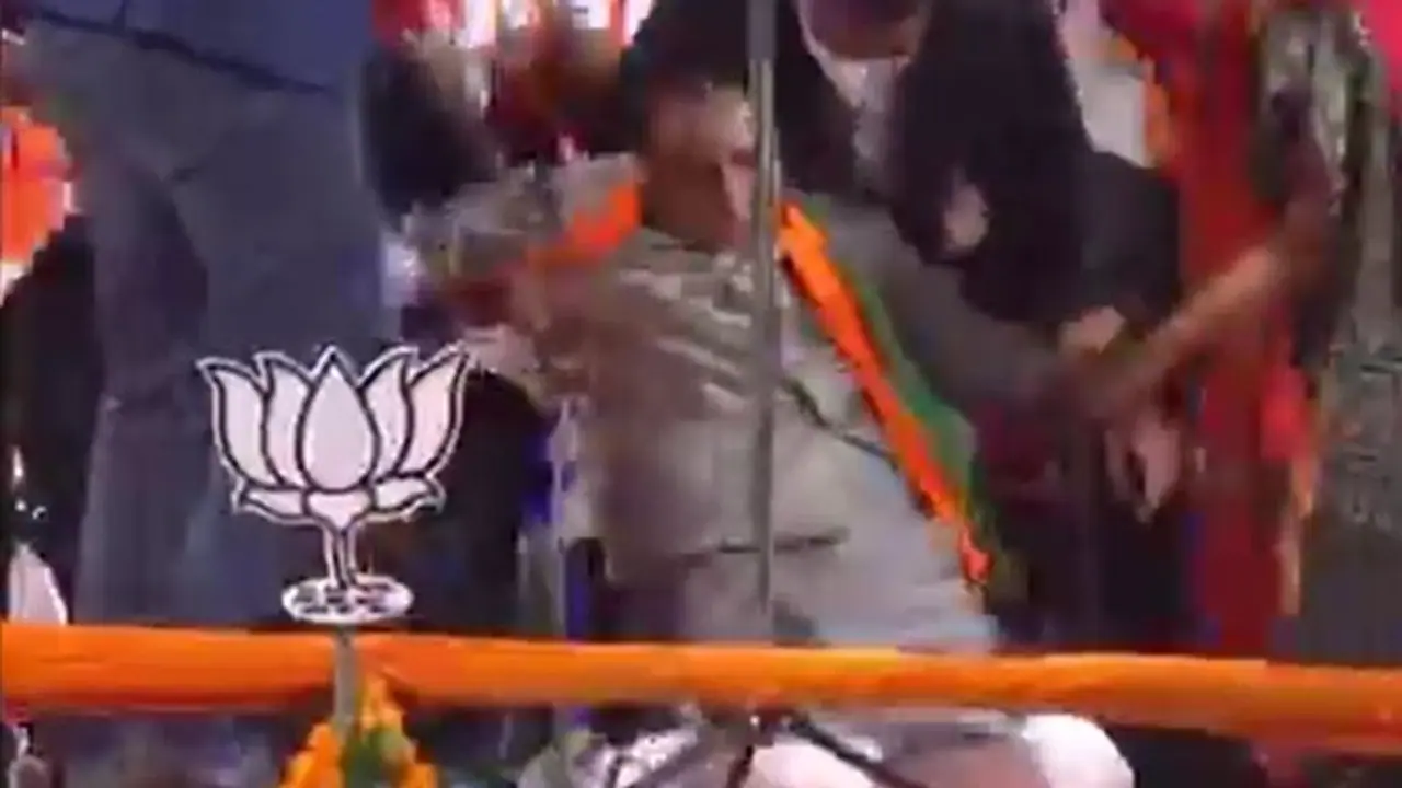 ಆರೋಗ್ಯದಲ್ಲಿ ಏರುಪೇರು; ಭಾಷಣದ ವೇಳೆ ಕುಸಿದು ಬಿದ್ದ ಗುಜರಾತ್ ಮುಖ್ಯಮಂತ್ರಿ! ಆರೋಗ್ಯದಲ್ಲಿ ಏರುಪೇರು; ಭಾಷಣದ ವೇಳೆ ಕುಸಿದು ಬಿದ್ದ ಗುಜರಾತ್ ಮುಖ್ಯಮಂತ್ರಿ!