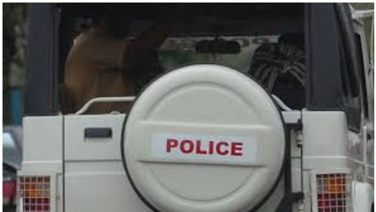 പ്രതിയെ പിടിക്കാൻ പോയി; കോഴിക്കോട്ട് പൊലീസ് സംഘത്തിന് നേരെ സിപിഎം ആക്രമണം പ്രതിയെ പിടിക്കാൻ പോയി; കോഴിക്കോട്ട് പൊലീസ് സംഘത്തിന് നേരെ സിപിഎം ആക്രമണം