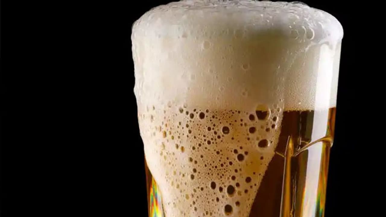 ക്ഷേത്രപൂജാരിയെ ബിയര് നല്കി മയക്കി; ആഭരണങ്ങളും മൊബൈലുമായി യുവതി മുങ്ങി ക്ഷേത്രപൂജാരിയെ ബിയര് നല്കി മയക്കി; ആഭരണങ്ങളും മൊബൈലുമായി യുവതി മുങ്ങി