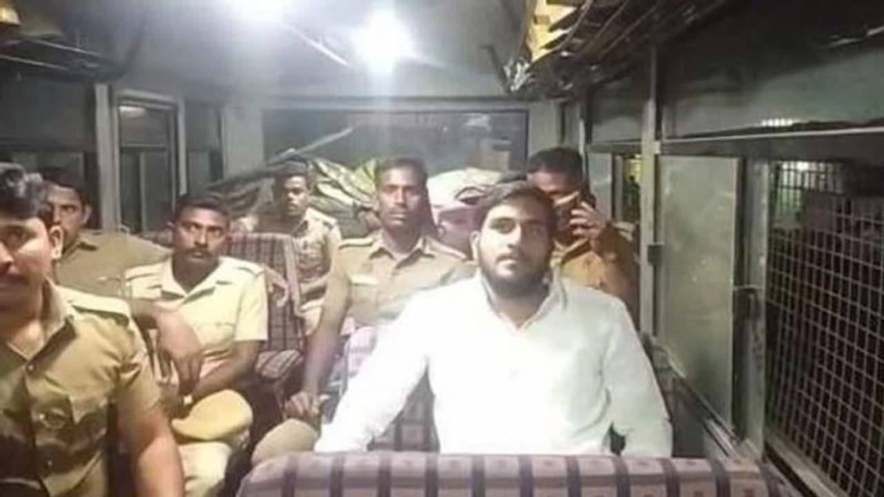 காடுவெட்டி குருவின் மகன் கனலரசன் கைது... பதற்றம்... போலீஸ் குவிப்பு..! காடுவெட்டி குருவின் மகன் கனலரசன் கைது... பதற்றம்... போலீஸ் குவிப்பு..!