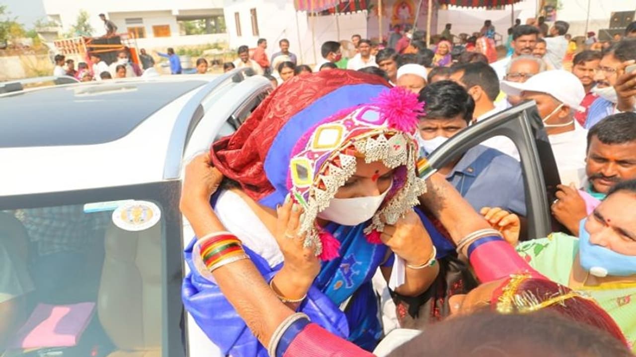 సంత్ సేవాలాల్ జయంతి ఉత్సవాల్లో పాల్గొనడం నా అదృష్టం.. ఎమ్మెల్సీ కల్వకుంట్ల కవిత (వీడియో) సంత్ సేవాలాల్ జయంతి ఉత్సవాల్లో పాల్గొనడం నా అదృష్టం.. ఎమ్మెల్సీ కల్వకుంట్ల కవిత (వీడియో)