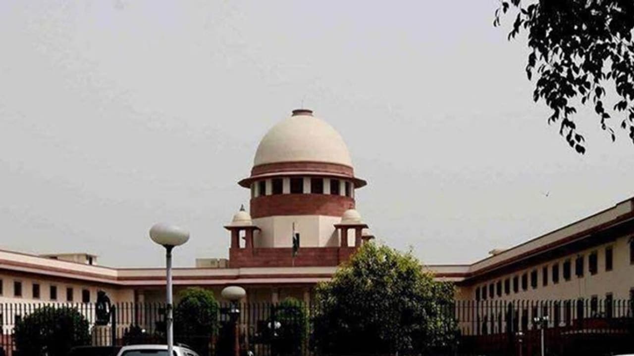 'അവളെ നിങ്ങള് വിവാഹം കഴിക്കുമോ? പീഡനക്കേസ് പ്രതിയോട് സുപ്രീംകോടതി ചീഫ് ജസ്റ്റിസിന്റെ ചോദ്യം 'അവളെ നിങ്ങള് വിവാഹം കഴിക്കുമോ? പീഡനക്കേസ് പ്രതിയോട് സുപ്രീംകോടതി ചീഫ് ജസ്റ്റിസിന്റെ ചോദ്യം