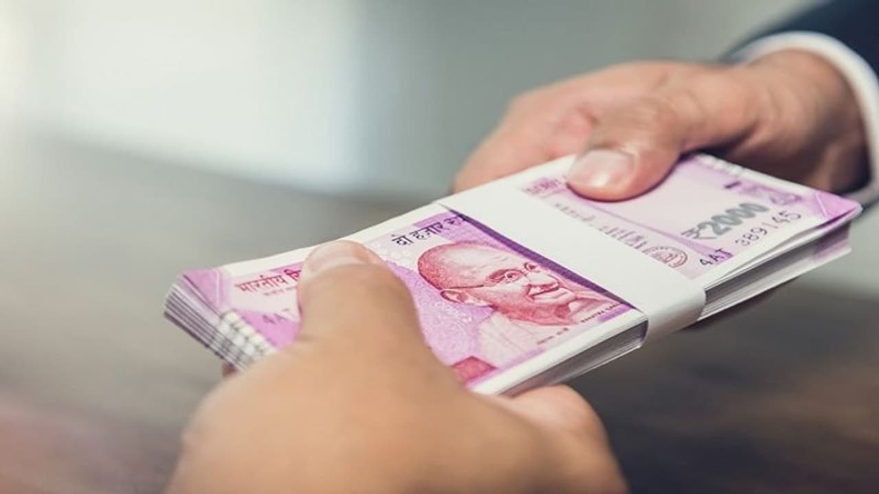 5 ವರ್ಷಕ್ಕಿಂತ ಮೊದಲೇ ಉದ್ಯೋಗ ಬಿಟ್ರೂ ಸಿಗುತ್ತೆ ಗ್ರ್ಯಾಚುಟಿ, ಹೇಗೆ? ಇಲ್ಲಿದೆ ವಿವರ 5 ವರ್ಷಕ್ಕಿಂತ ಮೊದಲೇ ಉದ್ಯೋಗ ಬಿಟ್ರೂ ಸಿಗುತ್ತೆ ಗ್ರ್ಯಾಚುಟಿ, ಹೇಗೆ? ಇಲ್ಲಿದೆ ವಿವರ