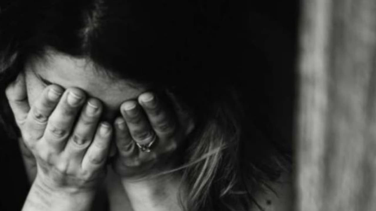 దారుణం : భార్యమీద ముగ్గురు తమ్ముళ్లతో అత్యాచారం... ఓ భర్త పైశాచికం.. !! దారుణం : భార్యమీద ముగ్గురు తమ్ముళ్లతో అత్యాచారం... ఓ భర్త పైశాచికం.. !!