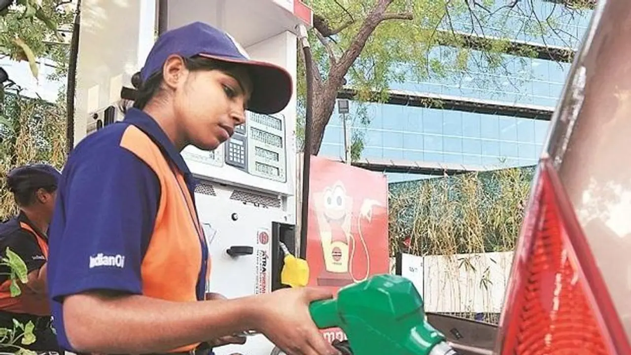 "മലയാളികളേ ഇതിലേ ഇതിലേ.." വിലക്കുറവറിയിച്ച് മലയാളത്തില്‍ നോട്ടീസടിച്ച് കര്‍ണാടക പമ്പുടമകള്‍!