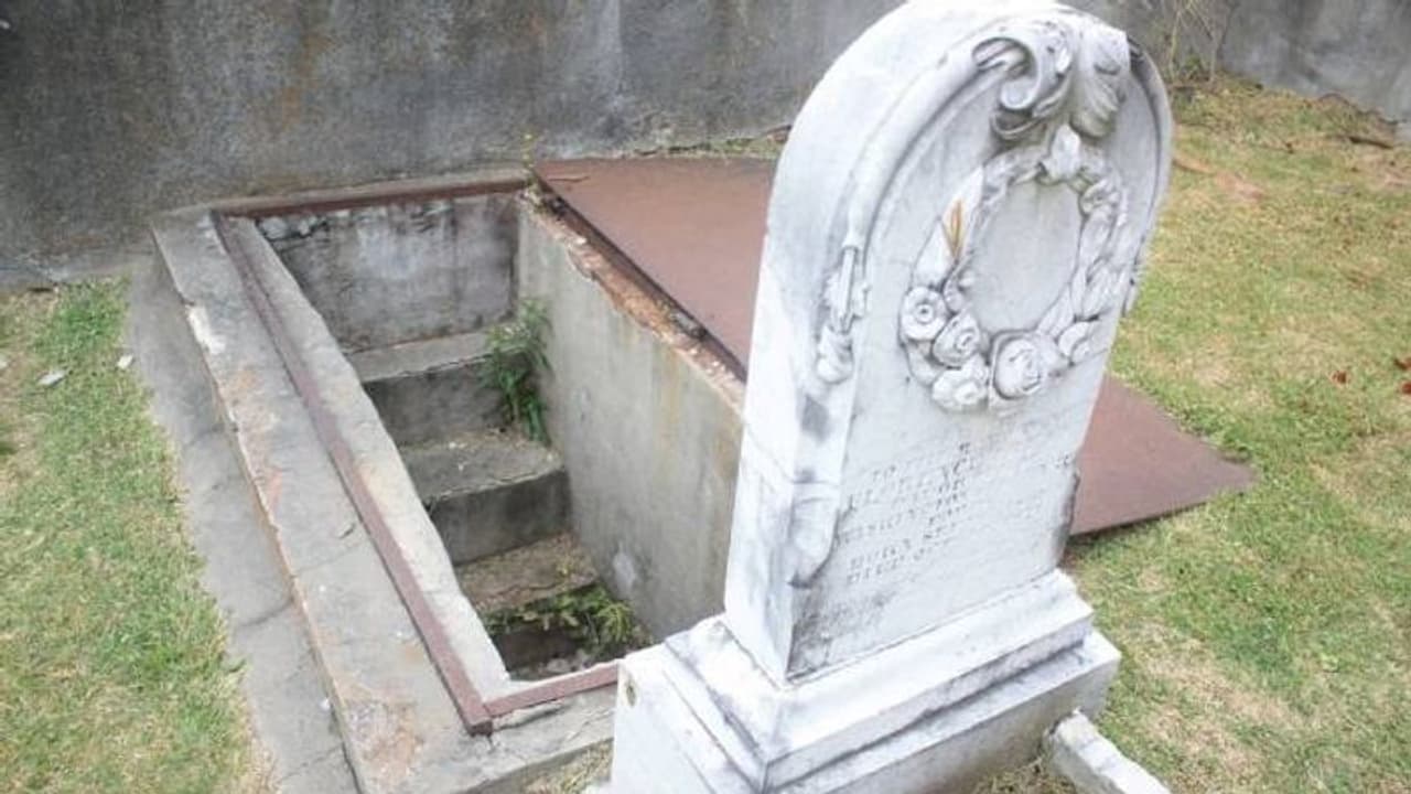 കൊടുങ്കാറ്റിനെ പേടിയുള്ള കുഞ്ഞുമകൾ മരിച്ചപ്പോൾ മകളുടെ ശവക്കല്ലറയിൽ ആ അമ്മ ചെയ്തത്... കൊടുങ്കാറ്റിനെ പേടിയുള്ള കുഞ്ഞുമകൾ മരിച്ചപ്പോൾ മകളുടെ ശവക്കല്ലറയിൽ ആ അമ്മ ചെയ്തത്...