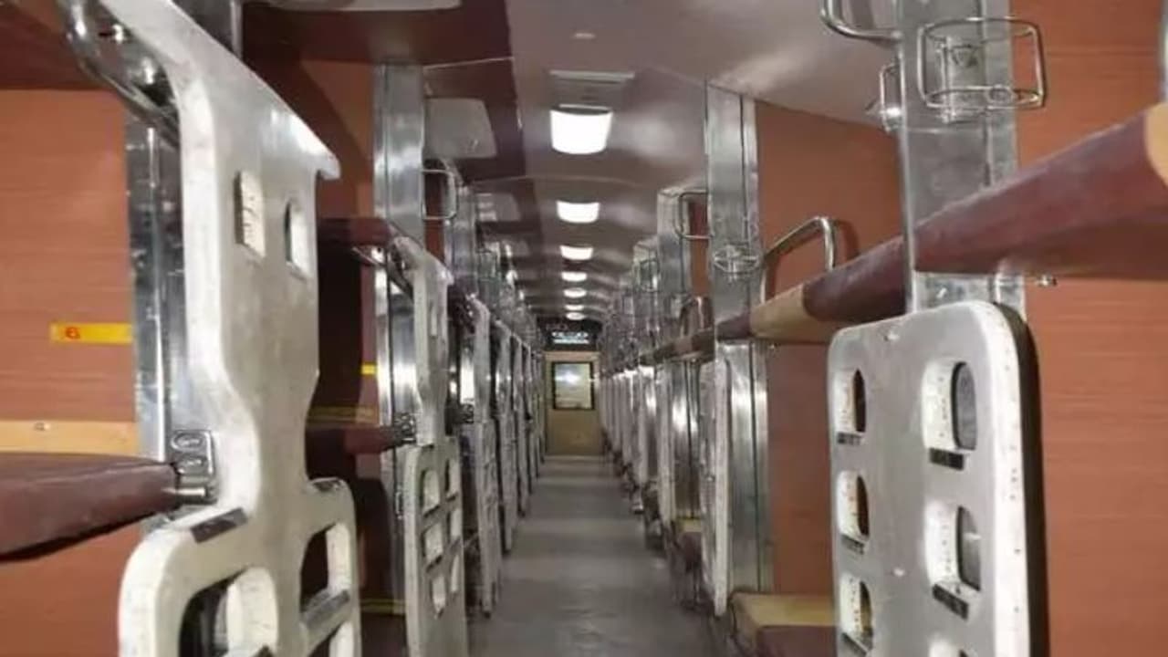 Indian Railway : ट्रेनों में अब सर्दियों में भी होगा गर्मी का अहसास, रेलवे बढ़ाने जा रही AC coach Indian Railway : ट्रेनों में अब सर्दियों में भी होगा गर्मी का अहसास, रेलवे बढ़ाने जा रही AC coach