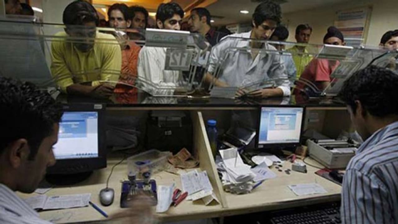 बैंक ऑफ इंडिया, सेंट्रल बैंक समेत ये चार सरकारी बैंक होंगे प्राइवेट, जानिए क्या है सरकार का प्लान बैंक ऑफ इंडिया, सेंट्रल बैंक समेत ये चार सरकारी बैंक होंगे प्राइवेट, जानिए क्या है सरकार का प्लान