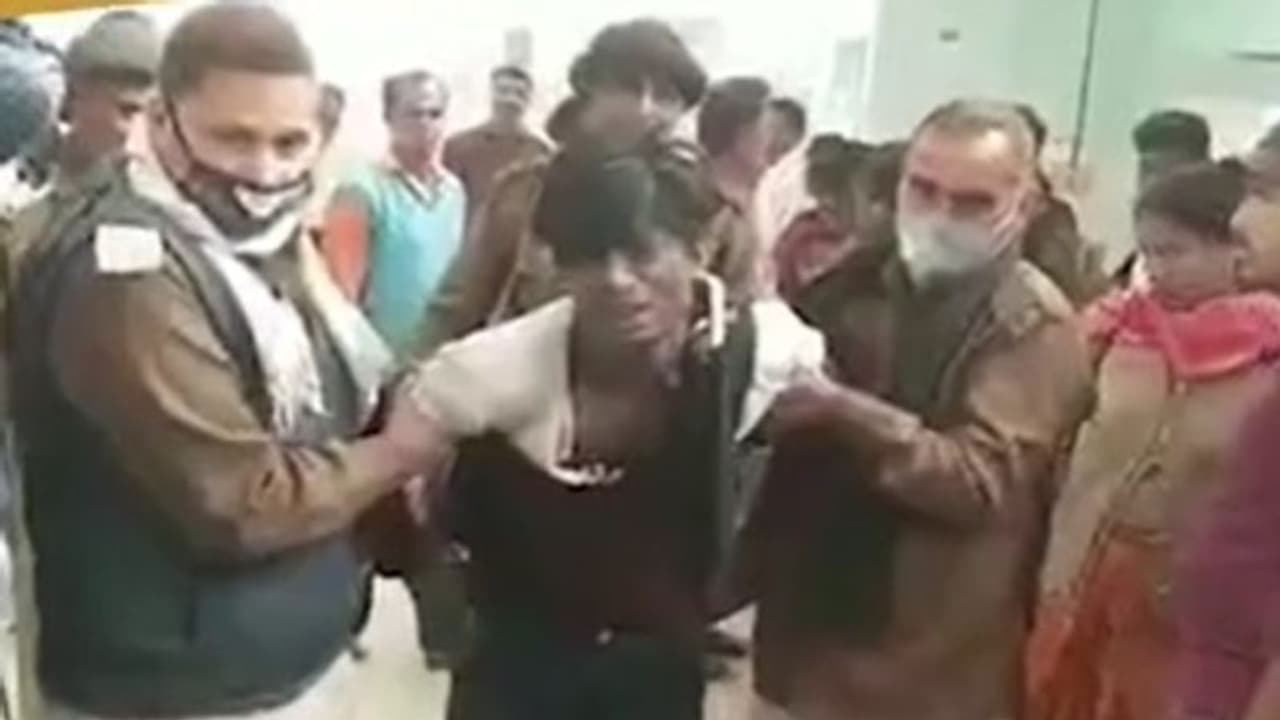 मोबाइल चोरी करने की खौफनाक सजा, एक की मौत, दूसरा गिन रहा आखिरी सांसें मोबाइल चोरी करने की खौफनाक सजा, एक की मौत, दूसरा गिन रहा आखिरी सांसें