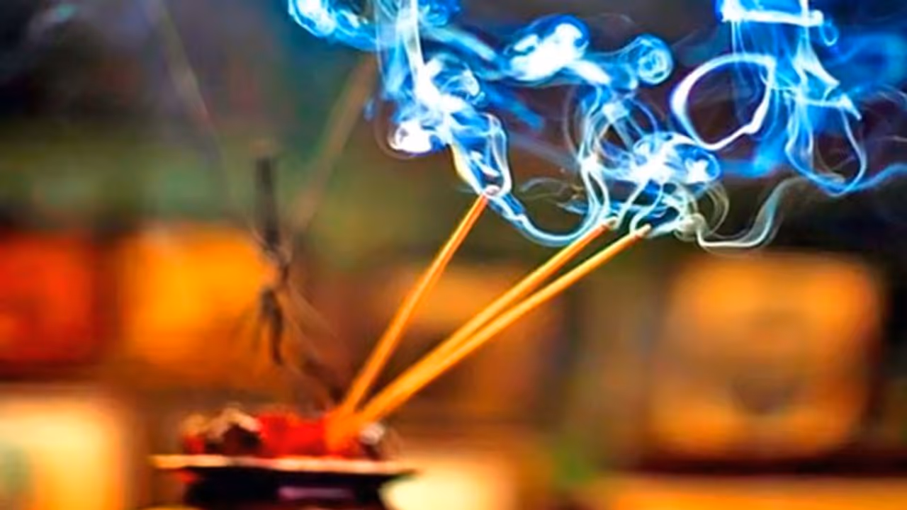 পুজোয় ব্যবহৃত এই উপাদান বদলে দিতে পারে জীবন, কাজে লাগান জ্যোতিষশাস্ত্রের এই টোটকা পুজোয় ব্যবহৃত এই উপাদান বদলে দিতে পারে জীবন, কাজে লাগান জ্যোতিষশাস্ত্রের এই টোটকা