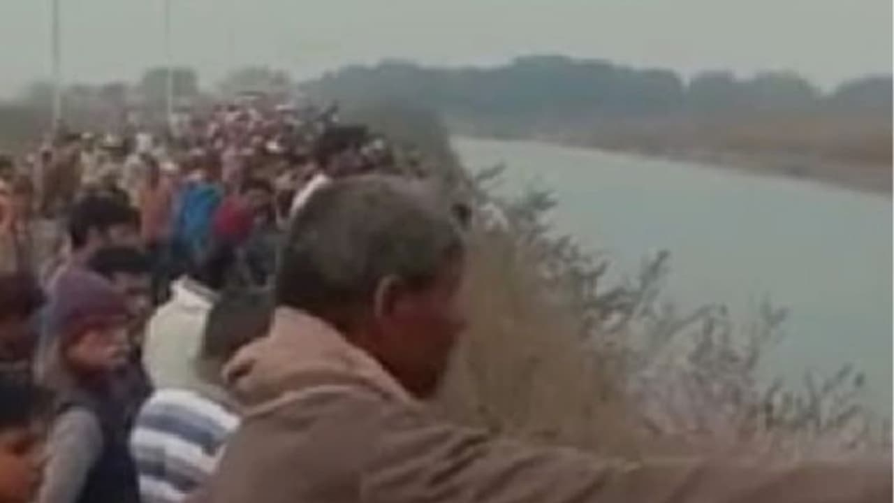 కాలువలోకి దూసుకెళ్లిన బస్సు, 30 మంది దుర్మరణం: కొనసాగుతున్న రెస్క్యూ ఆపరేషన్స్ కాలువలోకి దూసుకెళ్లిన బస్సు, 30 మంది దుర్మరణం: కొనసాగుతున్న రెస్క్యూ ఆపరేషన్స్