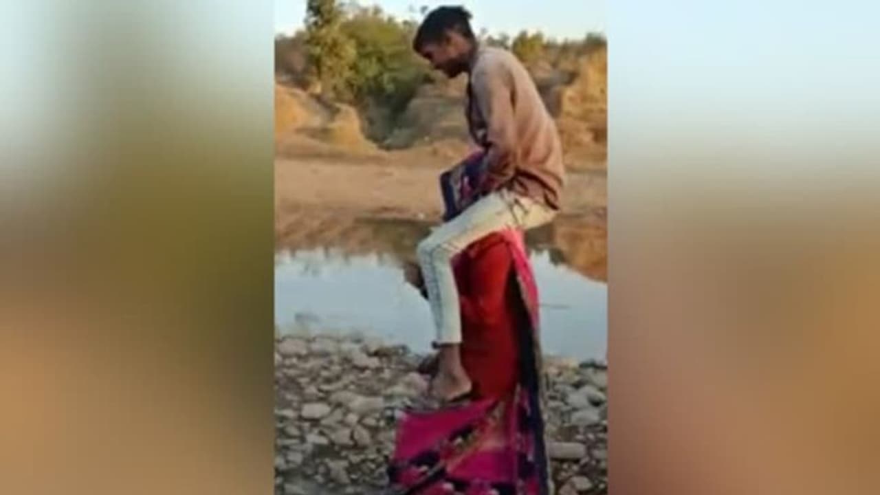 മുൻ ഭർത്താവിന്റെ ബന്ധുക്കളുടെ ക്രൂരത, ബന്ധുവിനെ തോളിലേറ്റി നടന്ന് യുവതി, ഏഴ് പേർക്കെതിരെ കേസ് മുൻ ഭർത്താവിന്റെ ബന്ധുക്കളുടെ ക്രൂരത, ബന്ധുവിനെ തോളിലേറ്റി നടന്ന് യുവതി, ഏഴ് പേർക്കെതിരെ കേസ്