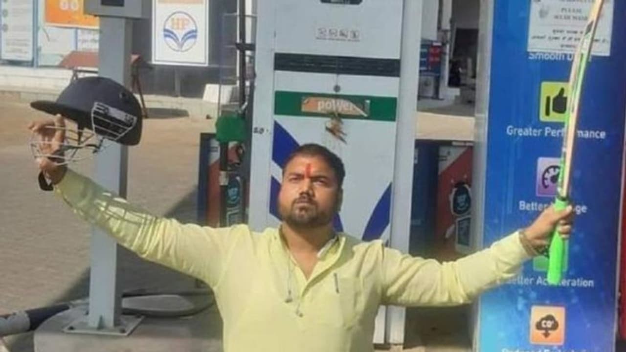 പെട്രോൾ വില 100 തൊട്ടു, പമ്പിൽ ക്രിക്കറ്റ് ബാറ്റുമായി സെഞ്ച്വറി ആഘോഷിച്ച് പ്രതിഷേധം