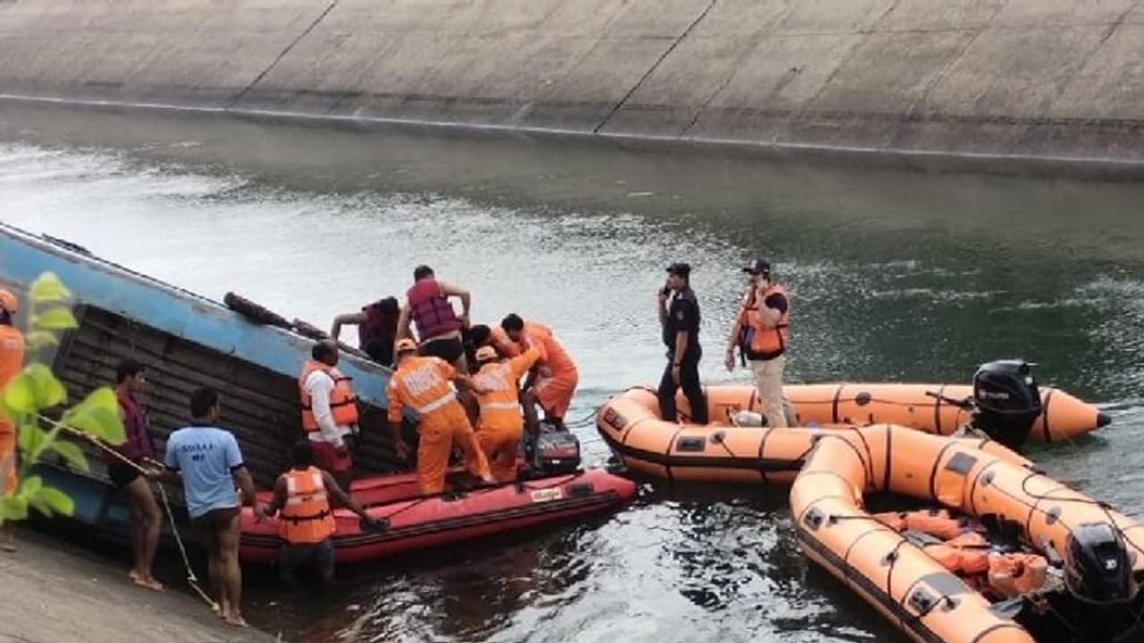 মধ্যপ্রদেশের ভয়াবহ বাস দুর্ঘটনায় প্রাণ হারাল ৪৫, ক্ষতিপূরণ ঘোষণা, শোকপ্রকাশ মুখ্যমন্ত্রীর মধ্যপ্রদেশের ভয়াবহ বাস দুর্ঘটনায় প্রাণ হারাল ৪৫, ক্ষতিপূরণ ঘোষণা, শোকপ্রকাশ মুখ্যমন্ত্রীর