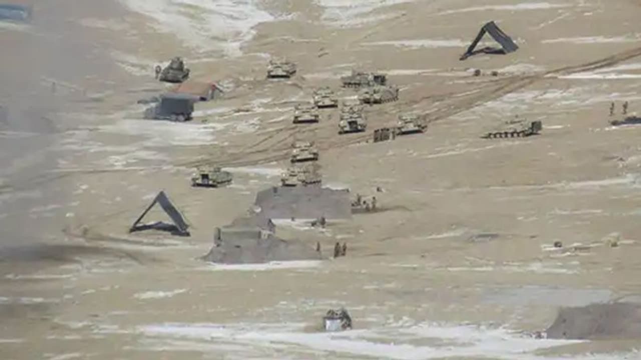 पहले टैंट उखाड़े, फिर टैंक किए पीछे....देखें पैंगोंग झील से कैसे पीछे हट रही चीनी सेना; Video पहले टैंट उखाड़े, फिर टैंक किए पीछे....देखें पैंगोंग झील से कैसे पीछे हट रही चीनी सेना; Video