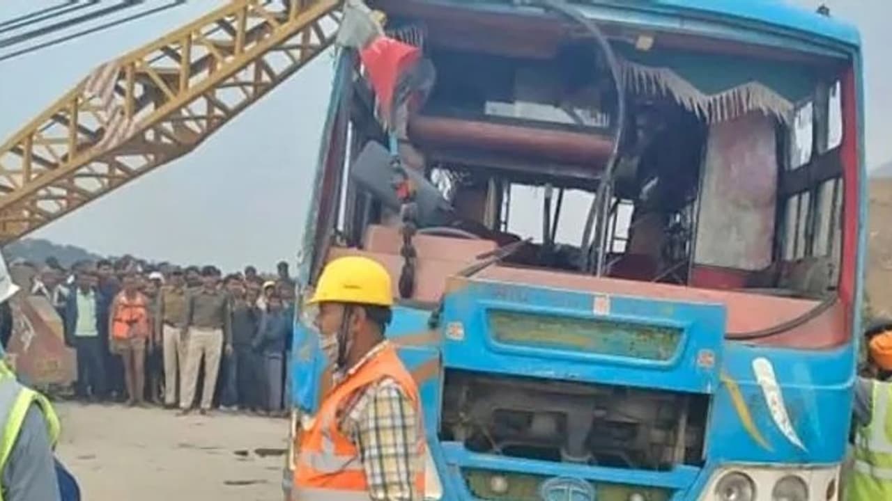 మేఘాలయాలో నదిలో పడిన బస్సు: ఆరుగురు మృతి మేఘాలయాలో నదిలో పడిన బస్సు: ఆరుగురు మృతి