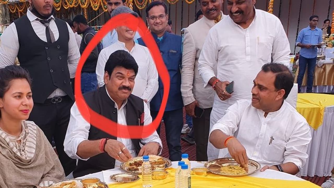 सीधी बस हादसा कांग्रेस ने कहा देखिए 45 लाशें निकली,परिवहन मंत्री खा रहे शाही खाना सीधी बस हादसा कांग्रेस ने कहा देखिए 45 लाशें निकली,परिवहन मंत्री खा रहे शाही खाना