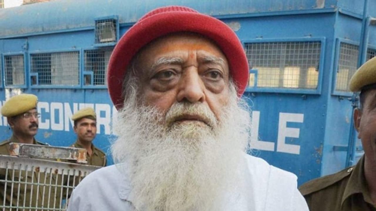 जोधपुर: जेल में बंद आसाराम की बिगड़ी तबीयत, रात में ही महात्मा गांधी हॉस्पिटल में कराना पड़ा भर्ती जोधपुर: जेल में बंद आसाराम की बिगड़ी तबीयत, रात में ही महात्मा गांधी हॉस्पिटल में कराना पड़ा भर्ती