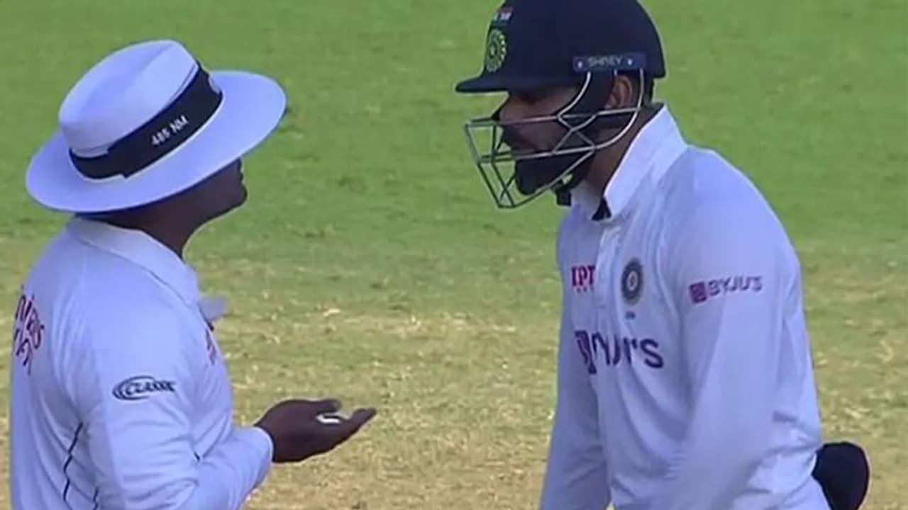 രോഹിത്തിനെ എല്ലായ്പ്പോഴും രക്ഷിക്കും, കോലിയെ പുറത്താക്കും; അമ്പയര്‍ നിതിന്‍ മേനോനെ പൊരിച്ച് ആരാധകര്‍