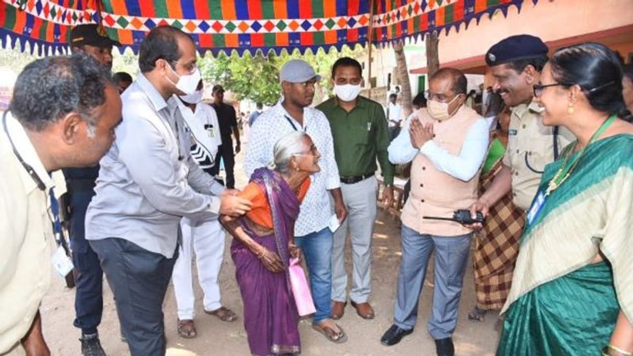 ఓటేయడానికి కదిలిన 90ఏళ్ల వృద్ధురాలికి... కృష్ణా జిల్లా కలెక్టర్ సాయం ఓటేయడానికి కదిలిన 90ఏళ్ల వృద్ధురాలికి... కృష్ణా జిల్లా కలెక్టర్ సాయం