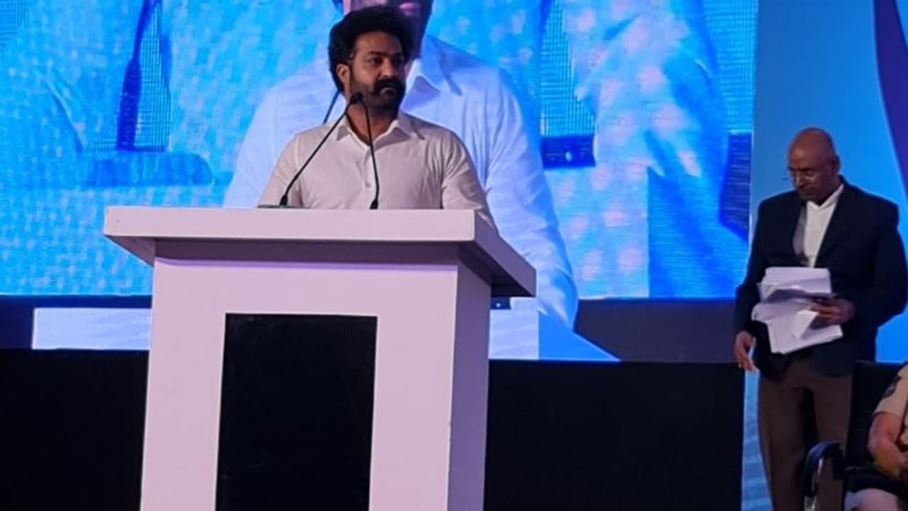 మా ఫ్యామిలీలో ఇద్దర్ని కోల్పోయా: ఎన్టీఆర్ భావోద్వేగ వ్యాఖ్యలు మా ఫ్యామిలీలో ఇద్దర్ని కోల్పోయా: ఎన్టీఆర్ భావోద్వేగ వ్యాఖ్యలు