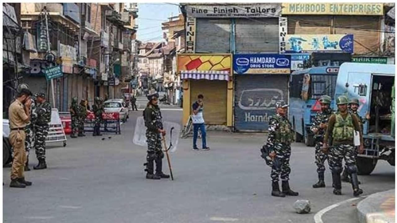 22 രാജ്യങ്ങളിലെ നയതന്ത്രപ്രതിനിധികൾ ജമ്മു കശ്മീരിൽ; രണ്ട് ദിവസത്തെ സന്ദർശനം 22 രാജ്യങ്ങളിലെ നയതന്ത്രപ്രതിനിധികൾ ജമ്മു കശ്മീരിൽ; രണ്ട് ദിവസത്തെ സന്ദർശനം