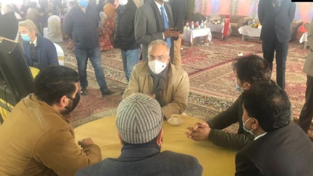 কেমন আছে ভূস্বর্গ, খতিয়ে দেখতে ও জানতে জম্মু ও কাশ্মীরে ২ দিনের সফরে বিদেশী কূটনীতিকরা কেমন আছে ভূস্বর্গ, খতিয়ে দেখতে ও জানতে জম্মু ও কাশ্মীরে ২ দিনের সফরে বিদেশী কূটনীতিকরা