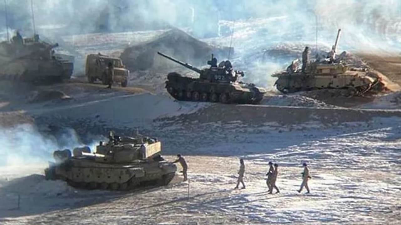 Ladakh Standoff: রবিবার আলোচনার টেবিলে ভারত চিন সেনা কর্তারা, জোর হটস্প্রিং এর ওপর Ladakh Standoff: রবিবার আলোচনার টেবিলে ভারত চিন সেনা কর্তারা, জোর হটস্প্রিং এর ওপর