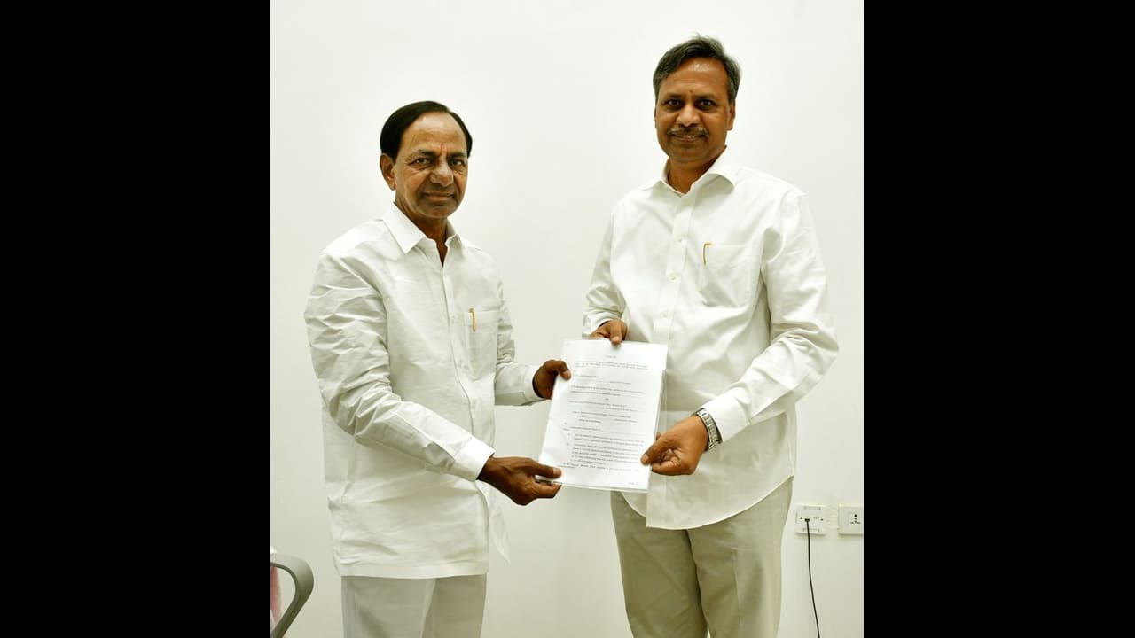 నల్గొండ ఖమ్మం వరంగల్ గ్రాడ్యుయేట్స్ ఎమ్మెల్సీ ఎన్నికలు: పల్లా రాజేశ్వర్ రెడ్డికి బీ ఫామ్ అందించిన కేసీఆర్ నల్గొండ ఖమ్మం వరంగల్ గ్రాడ్యుయేట్స్ ఎమ్మెల్సీ ఎన్నికలు: పల్లా రాజేశ్వర్ రెడ్డికి బీ ఫామ్ అందించిన కేసీఆర్