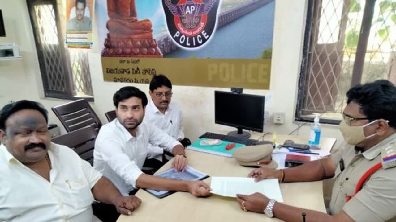 టిడిపి మహిళా కార్పోరేటర్ అభ్యర్థిపై దాడి... టిడిపి నాయకుడి పనే: దేవినేని అవినాష్ టిడిపి మహిళా కార్పోరేటర్ అభ్యర్థిపై దాడి... టిడిపి నాయకుడి పనే: దేవినేని అవినాష్