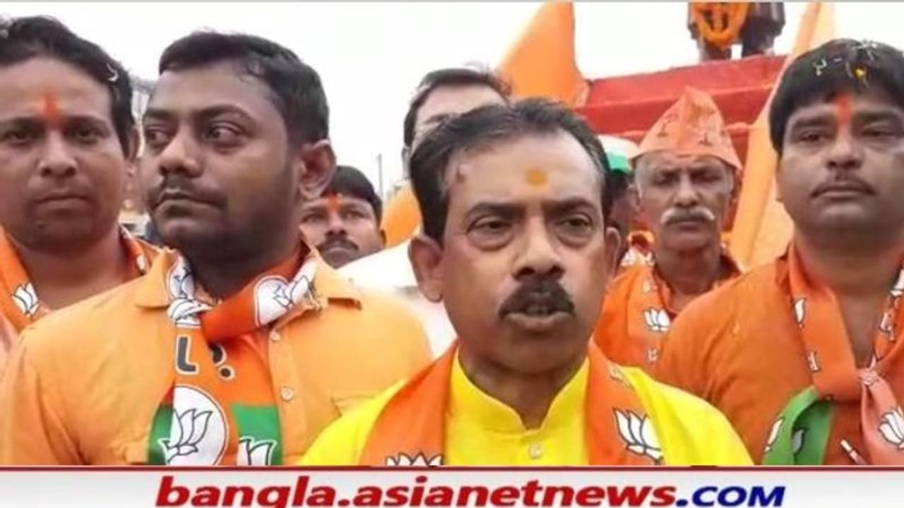 পরিবর্তন যাত্রার মঞ্চ থেকেই BJP তে যোগদান, বুধবার তৃণমূল ছাড়লেন শতাধিক কর্মী