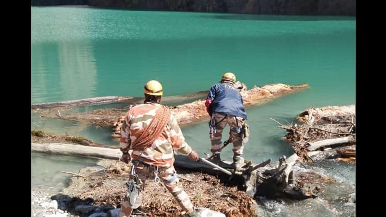 হিমবাহ ধসে তৈরি হওয়া নতুন হ্রদে পৌঁছেছে উদ্ধারকারী দল, দেখুন ভয়ঙ্কর পাকদণ্ডীর সেই ভিডিও হিমবাহ ধসে তৈরি হওয়া নতুন হ্রদে পৌঁছেছে উদ্ধারকারী দল, দেখুন ভয়ঙ্কর পাকদণ্ডীর সেই ভিডিও